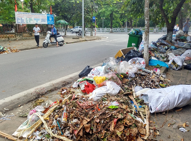 Thị xã Sơn Tây nhiều nơi ngập chìm trong rác thải bốc mùi hôi thối - Ảnh 6.