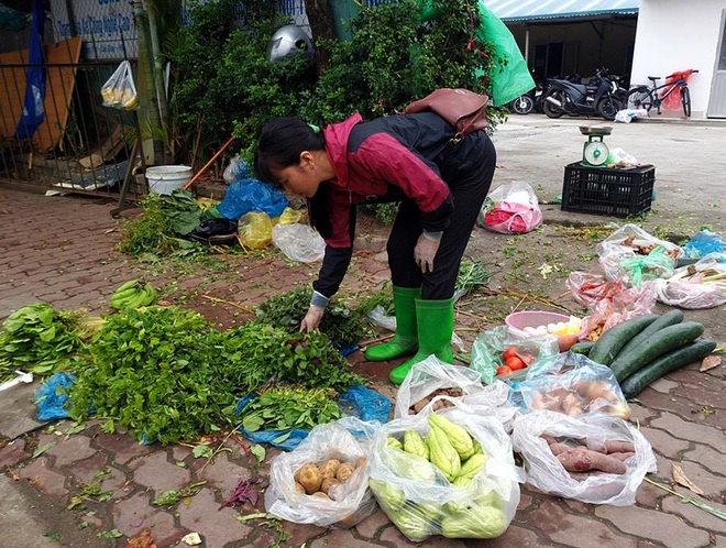 Hà Nội: Bà nội chợ méo mặt vì rau xanh khan hiếm, giá tăng gấp đôi sau ngập lụt - Ảnh 3.