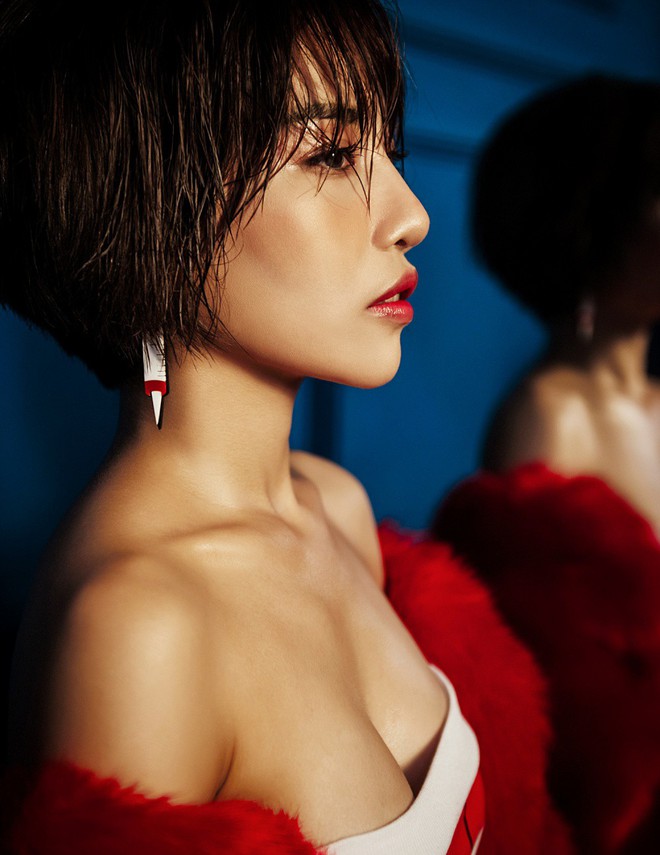 Hát Bolero nhưng Hằng Bingboong lại khoe ngực đầy gợi cảm - Ảnh 2. Hát Bolero nhưng Hằng Bingboong lại khoe ngực đầy gợi cảm - Ảnh 2.