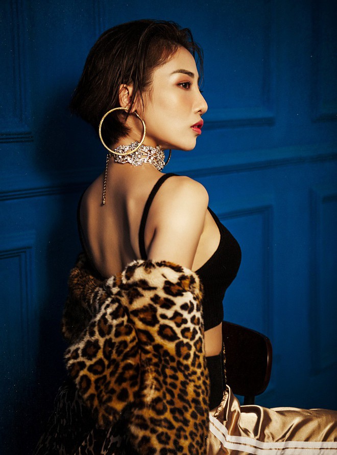Hát Bolero nhưng Hằng Bingboong lại khoe ngực đầy gợi cảm - Ảnh 7. Hát Bolero nhưng Hằng Bingboong lại khoe ngực đầy gợi cảm - Ảnh 7.