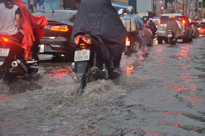 Sau trận mưa giải nhiệt, đường phố Hà Nội rơi vào cảnh ngập úng và ùn ứ - Ảnh 1.