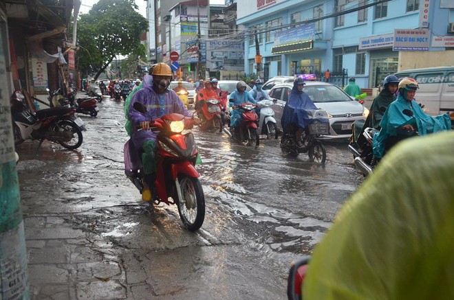 Sau trận mưa giải nhiệt, đường phố Hà Nội rơi vào cảnh ngập úng và ùn ứ - Ảnh 3.