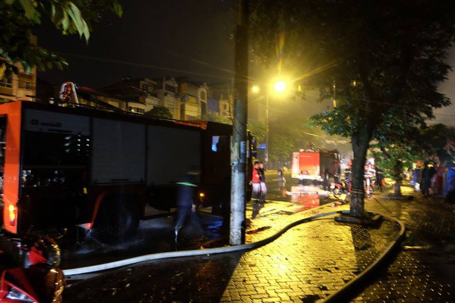 Hà Nội: Bà hỏa ghé thăm, siêu thị 2 tầng trên đường Giải Phóng bị thiêu rụi, đổ sập trong đêm - Ảnh 4.