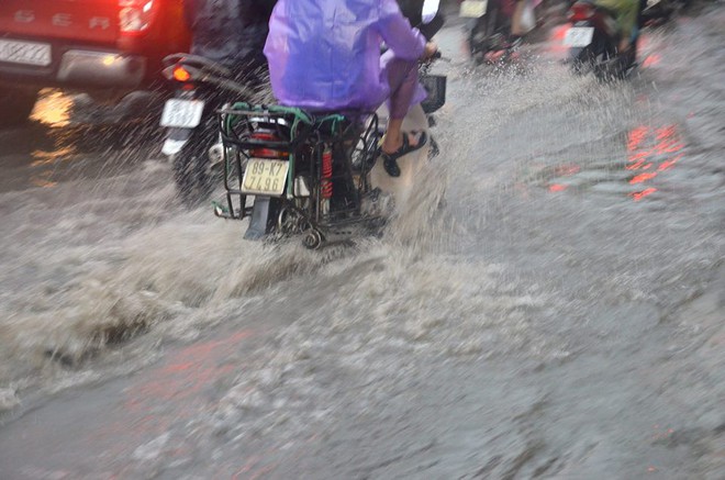 Sau trận mưa giải nhiệt, đường phố Hà Nội rơi vào cảnh ngập úng và ùn ứ - Ảnh 5.