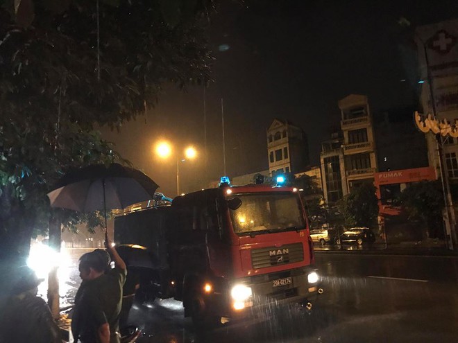 Hà Nội: Bà hỏa ghé thăm, siêu thị 2 tầng trên đường Giải Phóng bị thiêu rụi, đổ sập trong đêm - Ảnh 3.