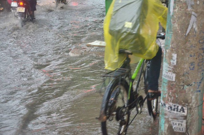 Sau trận mưa giải nhiệt, đường phố Hà Nội rơi vào cảnh ngập úng và ùn ứ - Ảnh 6.