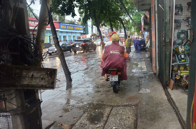 Sau trận mưa giải nhiệt, đường phố Hà Nội rơi vào cảnh ngập úng và ùn ứ - Ảnh 7.