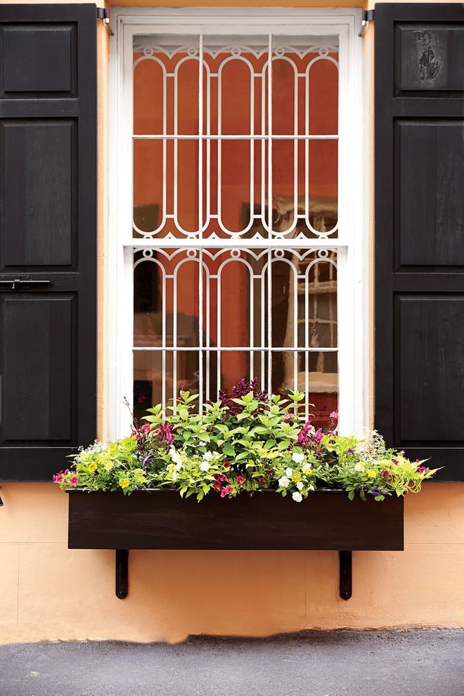 Trang trí cửa sổ xinh lung linh với cách tạo hộp hoa treo đầy hương thơm, màu sắc - Ảnh 4.