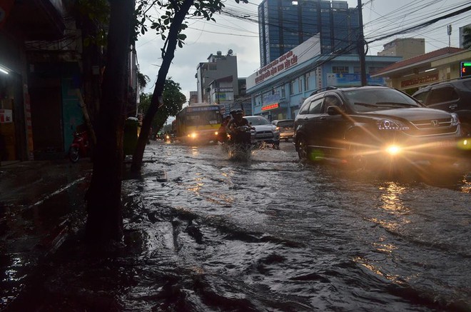 Sau trận mưa giải nhiệt, đường phố Hà Nội rơi vào cảnh ngập úng và ùn ứ - Ảnh 8.