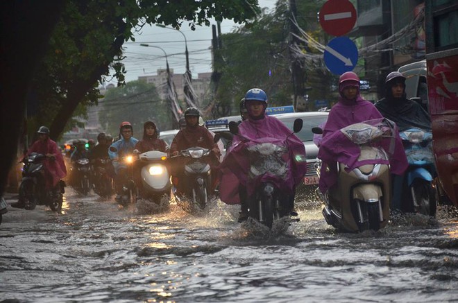 Sau trận mưa giải nhiệt, đường phố Hà Nội rơi vào cảnh ngập úng và ùn ứ - Ảnh 9.