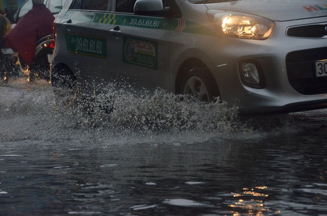 Sau trận mưa giải nhiệt, đường phố Hà Nội rơi vào cảnh ngập úng và ùn ứ - Ảnh 10.