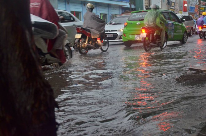 Sau trận mưa giải nhiệt, đường phố Hà Nội rơi vào cảnh ngập úng và ùn ứ - Ảnh 11.