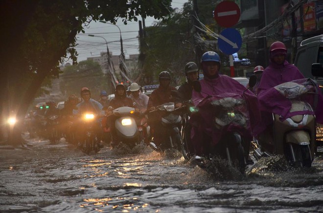 Sau trận mưa giải nhiệt, đường phố Hà Nội rơi vào cảnh ngập úng và ùn ứ - Ảnh 12.