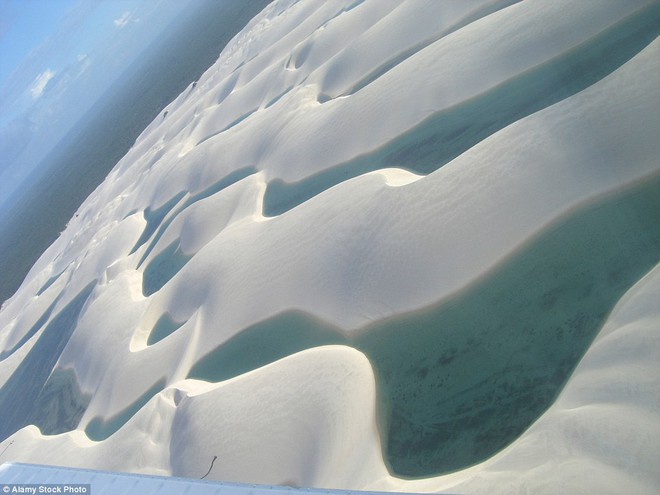 Kỳ diệu cảnh sa mạc biến thành hàng ngàn hồ nước xanh biếc đẹp như tiên cảnh - Ảnh 10.