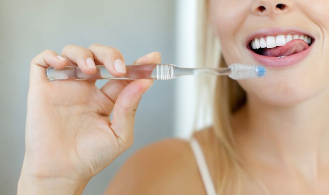 Nếu bạn phạm phải 6 thói quen này khi đánh răng, nhai thức ăn thì cần phải loại bỏ ngay còn kịp - Ảnh 1.