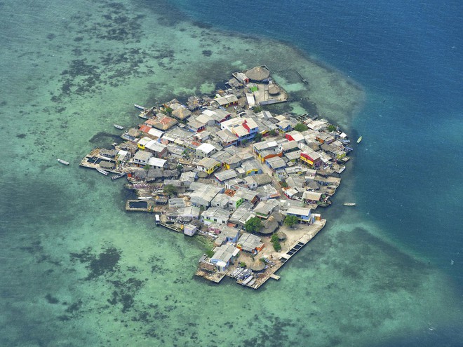 Hòn đảo nhỏ chỉ như sân bóng mà có tới 1.200 người sinh sống - Ảnh 1.