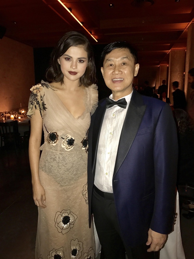 Mẹ chồng Hà Tăng đẹp nền nã hút mắt nhìn khi đứng cạnh Selena Gomez - Ảnh 6.