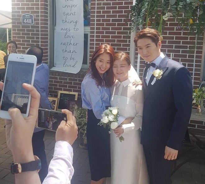 Park Shin Hye đẹp đến ngừng thỏ tại đám cưới bạn thân - Ảnh 1.