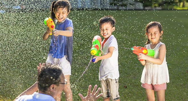 Súng nước - món đồ chơi tưởng vô hại nhưng lại hại không tưởng - Ảnh 1.