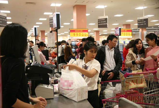 Mưa cả ngày, người Hà Nội đổ về các TTTM mua sắm và vui chơi ngày đầu nghỉ lễ Tết Dương lịch - Ảnh 29.