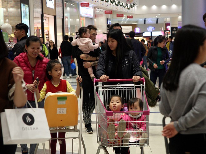 Mưa cả ngày, người Hà Nội đổ về các TTTM mua sắm và vui chơi ngày đầu nghỉ lễ Tết Dương lịch - Ảnh 32.