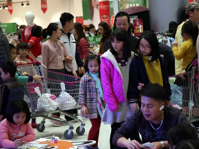 Mưa cả ngày, người Hà Nội đổ về các TTTM mua sắm và vui chơi ngày đầu nghỉ lễ Tết Dương lịch - Ảnh 31.
