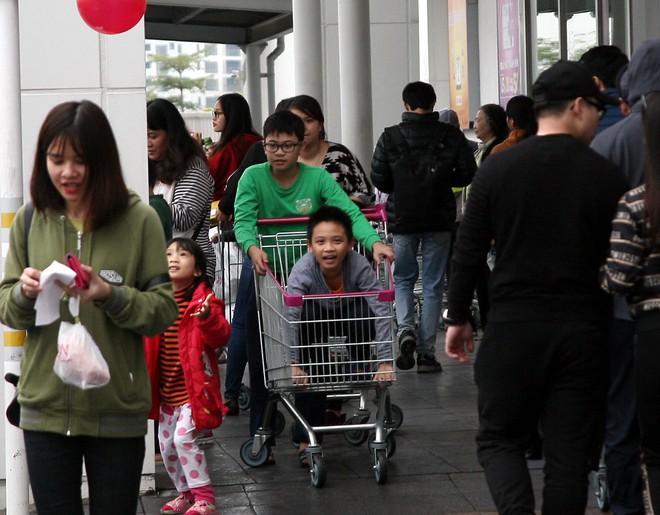 Mưa cả ngày, người Hà Nội đổ về các TTTM mua sắm và vui chơi ngày đầu nghỉ lễ Tết Dương lịch - Ảnh 20.