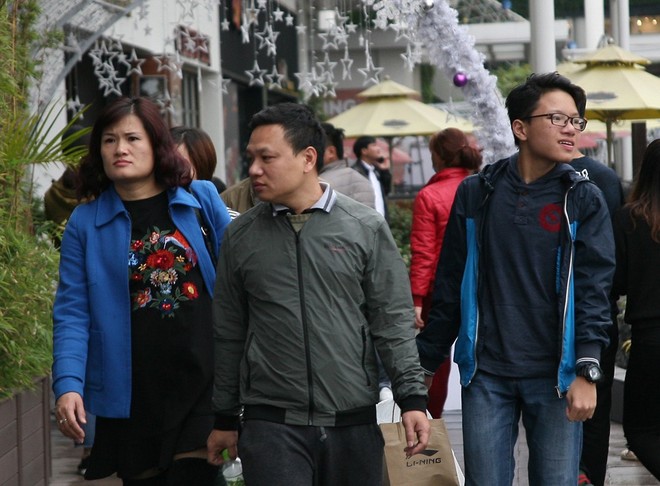 Mưa cả ngày, người Hà Nội đổ về các TTTM mua sắm và vui chơi ngày đầu nghỉ lễ Tết Dương lịch - Ảnh 21.