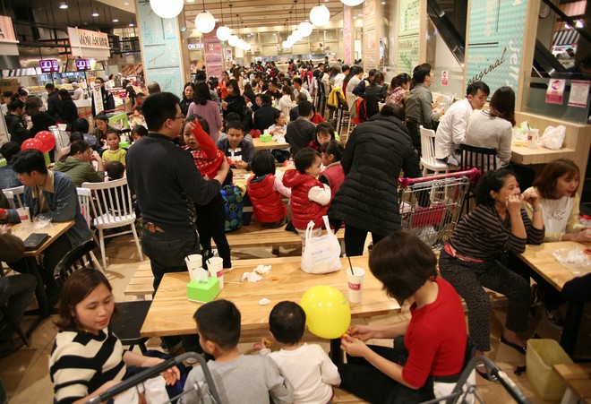 Mưa cả ngày, người Hà Nội đổ về các TTTM mua sắm và vui chơi ngày đầu nghỉ lễ Tết Dương lịch - Ảnh 25.
