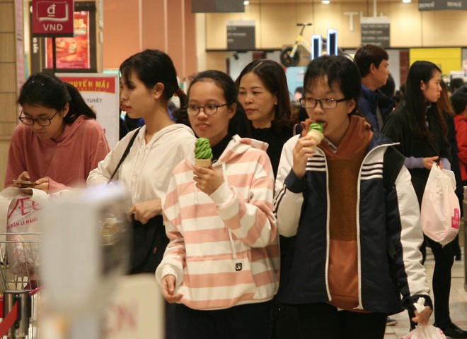 Mưa cả ngày, người Hà Nội đổ về các TTTM mua sắm và vui chơi ngày đầu nghỉ lễ Tết Dương lịch - Ảnh 24.