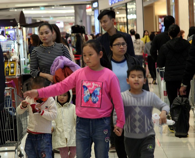 Mưa cả ngày, người Hà Nội đổ về các TTTM mua sắm và vui chơi ngày đầu nghỉ lễ Tết Dương lịch - Ảnh 22.