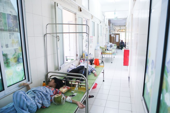 Hà Nội: Dịch SXH gia tăng, bệnh viện chật cứng từ phòng bệnh đến hành lang - Ảnh 5.