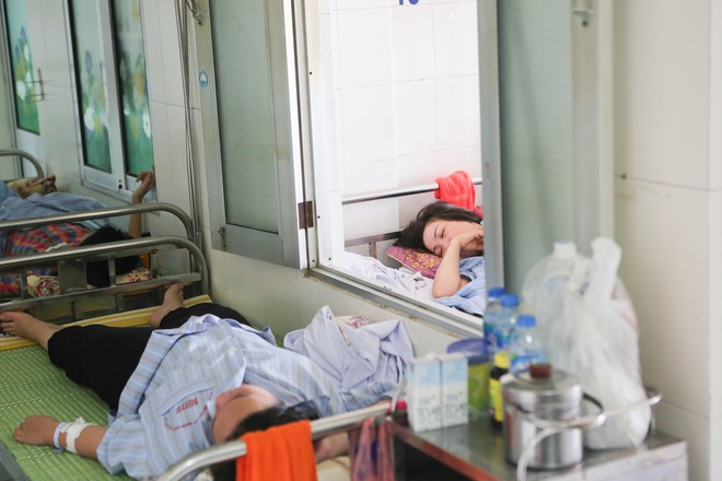 Hà Nội: Dịch SXH gia tăng, bệnh viện chật cứng từ phòng bệnh đến hành lang - Ảnh 6.