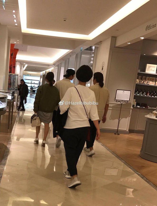 Song Joong Ki - Song Hye Kyo tay trong tay tình tứ đi mua sắm tại Paris - Ảnh 1.