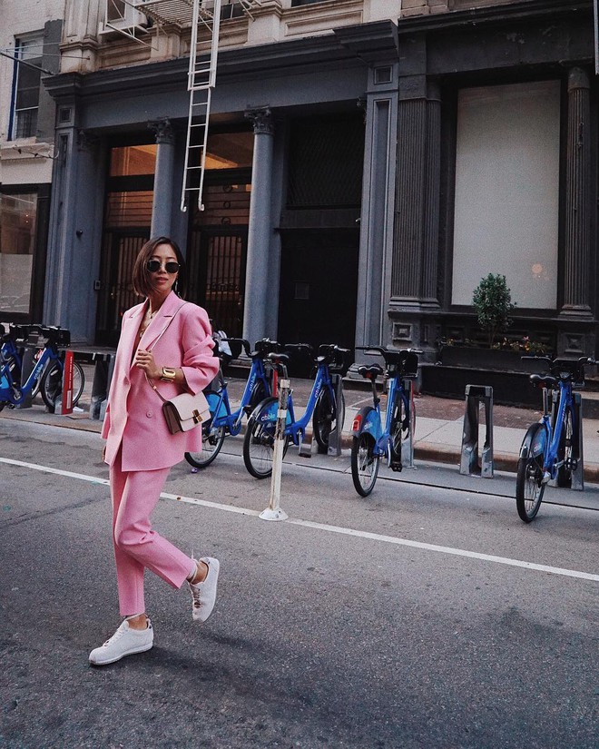 Người mặc suit cá tính, người diện đồ cả cây là những điểm sáng nhất của street style châu Á tuần qua - Ảnh 14.