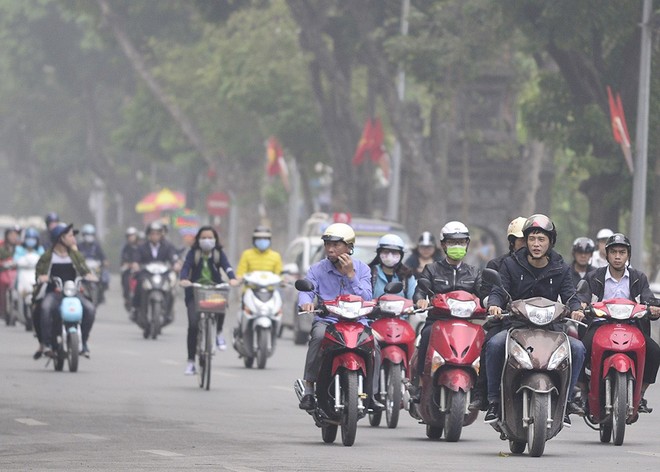 Hà Nội: Vừa nắng to, Hà Nội đã đổ sương mù dày đặc sáng sớm - Ảnh 2.