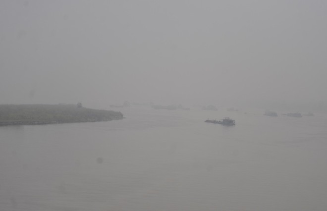 Hà Nội: Vừa nắng to, Hà Nội đã đổ sương mù dày đặc sáng sớm - Ảnh 13.