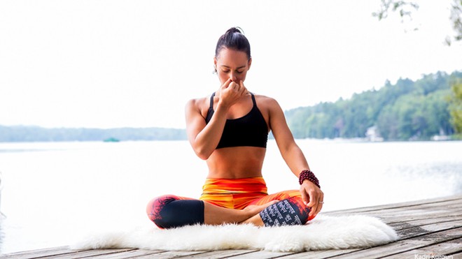 Căng thẳng kéo dài, hãy tập ngay những tư thế yoga này để bạn không còn mệt mỏi và luôn tươi tắn - Ảnh 6.