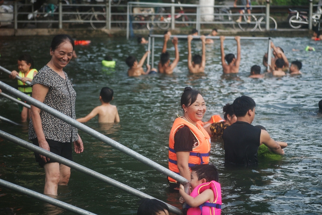 Hà Nội: cả làng cùng hùn tiền cải tạo, biến ao ô nhiễm thành bể bơi miễn phí cho trẻ em - Ảnh 13.