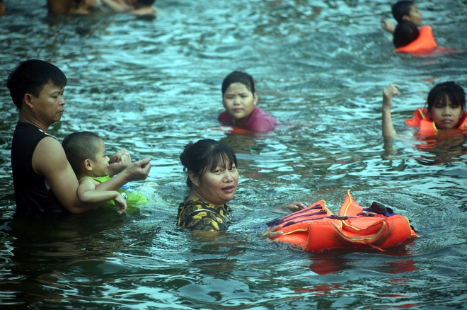 Hà Nội: cả làng cùng hùn tiền cải tạo, biến ao ô nhiễm thành bể bơi miễn phí cho trẻ em - Ảnh 12.