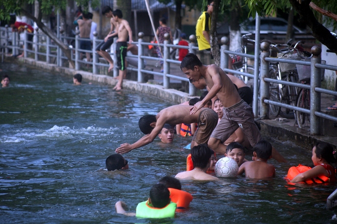 Hà Nội: cả làng cùng hùn tiền cải tạo, biến ao ô nhiễm thành bể bơi miễn phí cho trẻ em - Ảnh 11.
