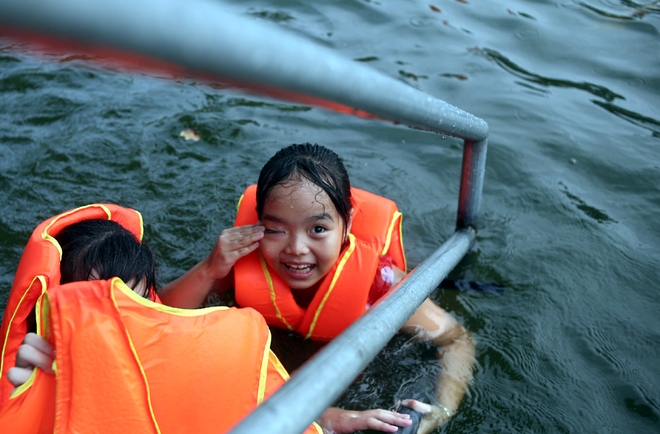 Hà Nội: cả làng cùng hùn tiền cải tạo, biến ao ô nhiễm thành bể bơi miễn phí cho trẻ em - Ảnh 5.