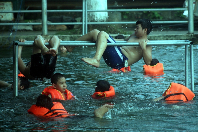 Hà Nội: cả làng cùng hùn tiền cải tạo, biến ao ô nhiễm thành bể bơi miễn phí cho trẻ em - Ảnh 6.