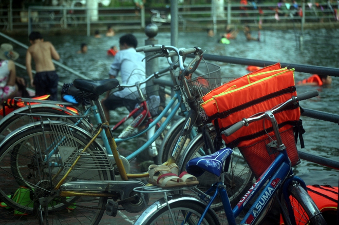 Hà Nội: cả làng cùng hùn tiền cải tạo, biến ao ô nhiễm thành bể bơi miễn phí cho trẻ em - Ảnh 16.