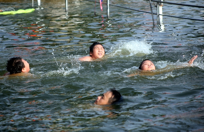 Hà Nội: cả làng cùng hùn tiền cải tạo, biến ao ô nhiễm thành bể bơi miễn phí cho trẻ em - Ảnh 9.