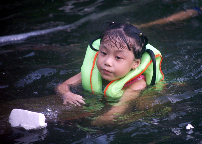 Hà Nội: cả làng cùng hùn tiền cải tạo, biến ao ô nhiễm thành bể bơi miễn phí cho trẻ em - Ảnh 7.