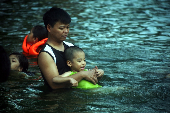 Hà Nội: cả làng cùng hùn tiền cải tạo, biến ao ô nhiễm thành bể bơi miễn phí cho trẻ em - Ảnh 10.