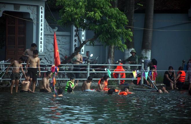 Hà Nội: cả làng cùng hùn tiền cải tạo, biến ao ô nhiễm thành bể bơi miễn phí cho trẻ em - Ảnh 18.