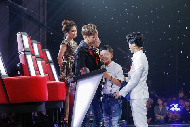 The Voice Kids: Vũ Cát Tường đảo ngược tình thế, giành được hoàng tử dân ca - Ảnh 2.