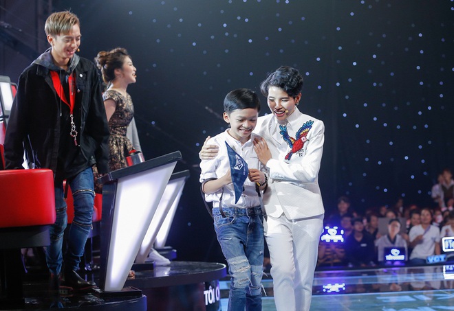 The Voice Kids: Vũ Cát Tường đảo ngược tình thế, giành được hoàng tử dân ca - Ảnh 3.